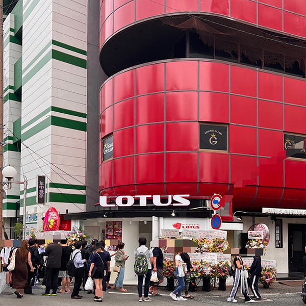 赤いビルの外壁が目印の福岡中洲店の外観