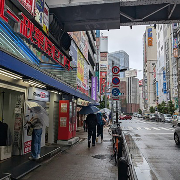 赤い自動販売機が目印の秋葉原店の外観(1)