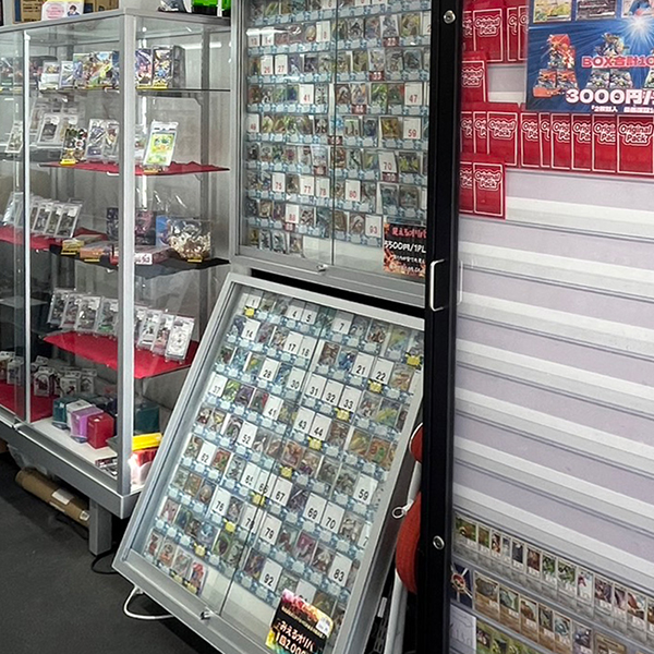 豊富な品揃えを誇る大阪日本橋店の店内(3)