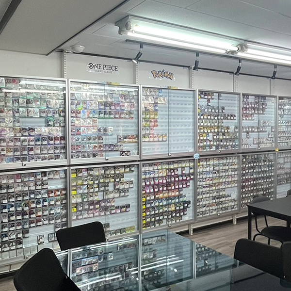 豊富な品揃えを誇る大阪日本橋店の店内(4)